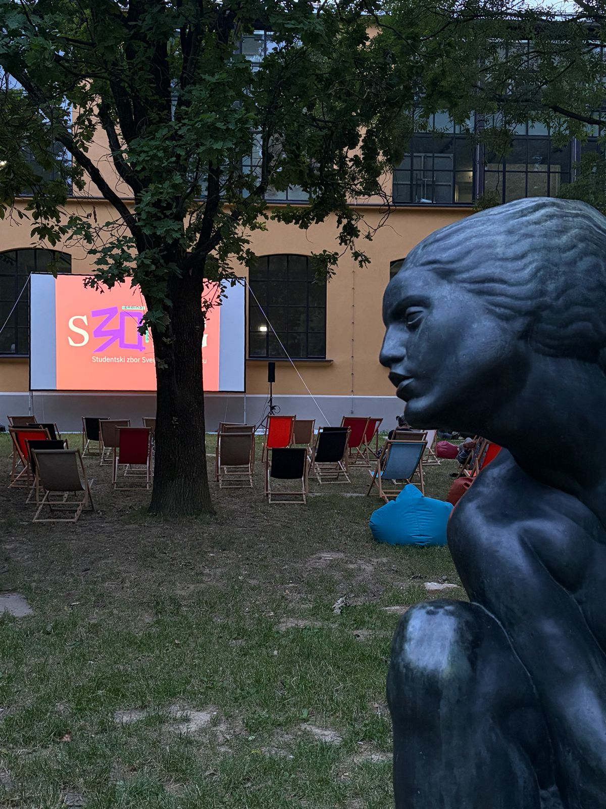Ljetno kino u dvorištu Akademije likovnih umjetnosti okupilo studente uz filmove na otvorenom